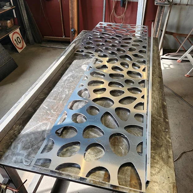 Panneau métallique ajouré en cours de fabrication